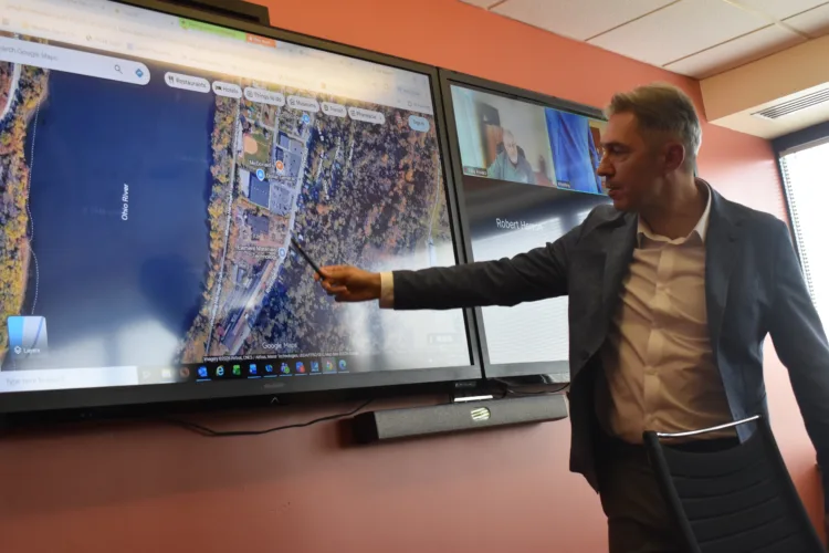 Silicon Foundation official answers all questions offered by local leaders